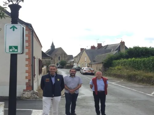 Les cyclotouristes peuvent flâner sur la véloroute de l'Anjou Bleu